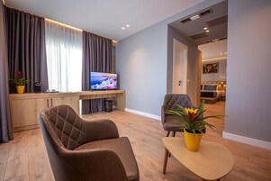 Suite Deluxe, balcón, vistas al mar | Caja fuerte, escritorio, cortinas opacas y wifi gratis