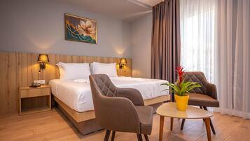 Caja de seguridad en la habitación, escritorio y cortinas blackout