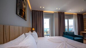 华丽双人房, 阳台, 海景 | 客房内保险箱、办公桌、遮光窗帘、免费 WiFi