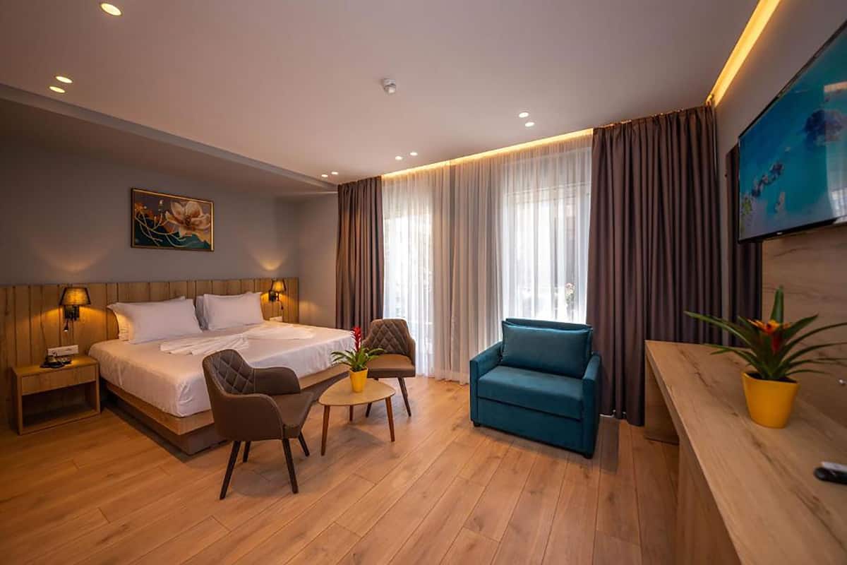 Junior-Suite, Balkon, eingeschränkter Meerblick | 1 Schlafzimmer, Zimmersafe, Schreibtisch, Verdunkelungsvorhänge
