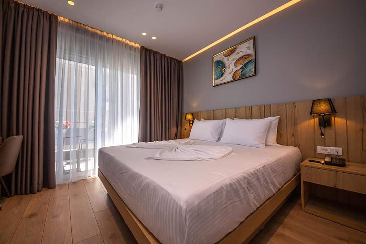Deluxe-Doppelzimmer, Balkon, eingeschränkter Meerblick | 1 Schlafzimmer, Zimmersafe, Schreibtisch, Verdunkelungsvorhänge