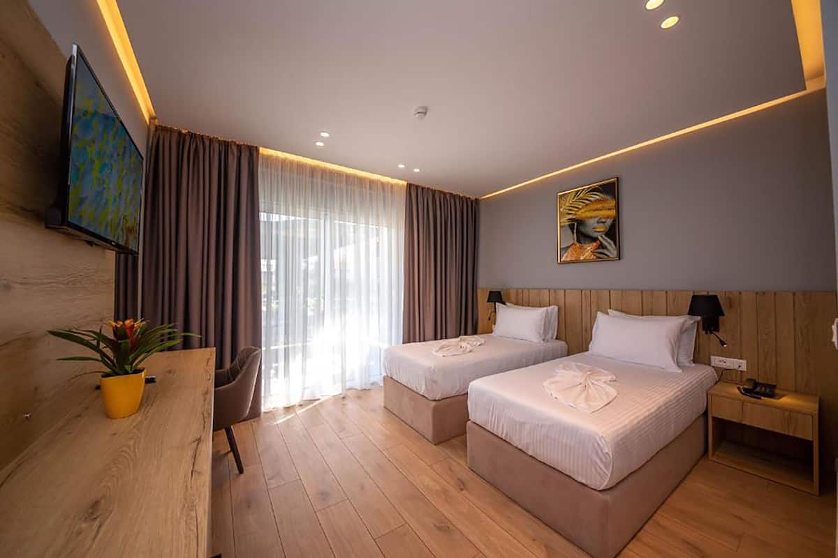 Deluxe-Doppel- oder -Zweibettzimmer, Balkon, eingeschränkter Meerblick | 1 Schlafzimmer, Zimmersafe, Schreibtisch, Verdunkelungsvorhänge
