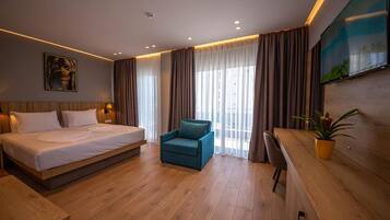 Caja de seguridad en la habitación, escritorio y cortinas blackout