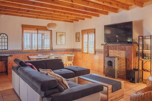 Smart TV, fireplace, books, stereo - Rural House on the Tropical Coast with Salt Pool (Salobreña)