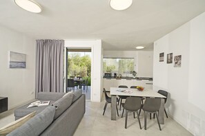 City Apartment | Living area | 35-inch TV with digital channels - Katya Resort Apts by Wonderful Italy (Desenzano del Garda)