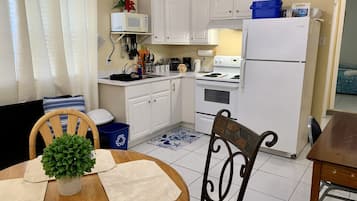 Een koelkast, een magnetron, een oven, een kookplaat