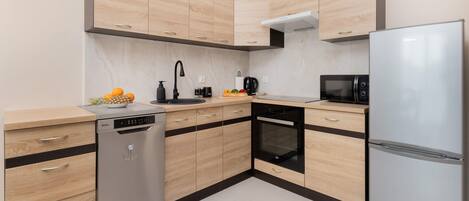 Fridge, oven, stovetop, dishwasher