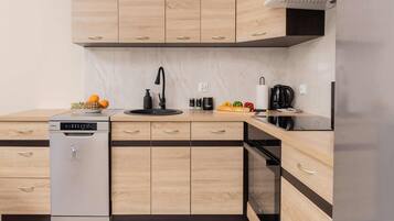 Frigorifero, forno, piano cottura, lavastoviglie