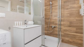 Een douche, shampoo
