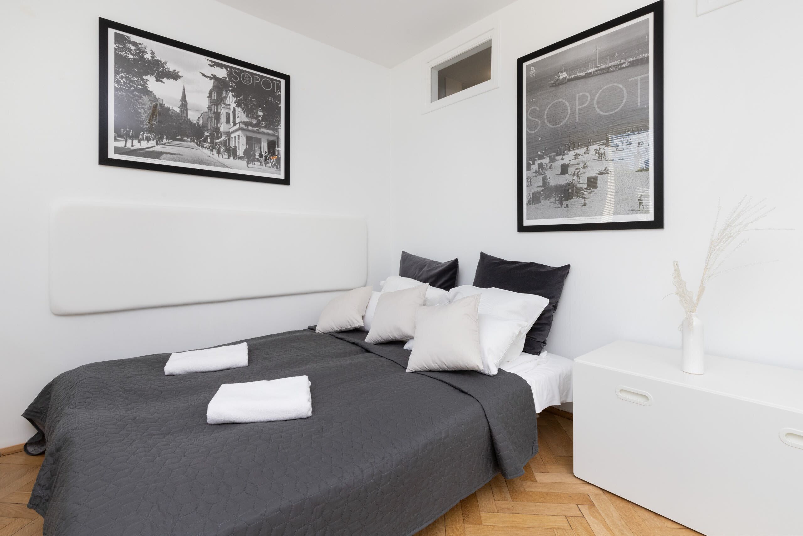 Tabla de planchar con plancha, wifi y ropa de cama 