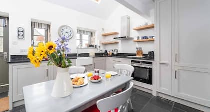 Cosy character cottage near St Ives with Parking