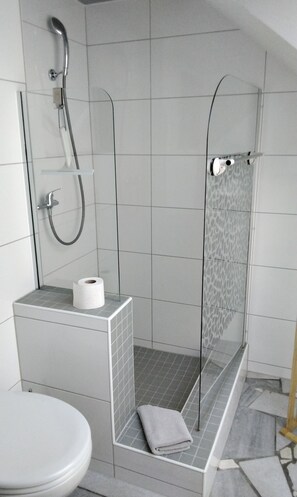 Dusche, Haartrockner, Handtücher, Toilettenpapier