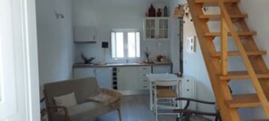 Una Smart TV, una chimenea, libros