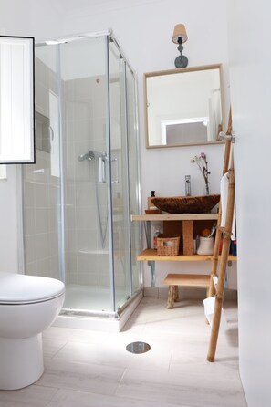 Een douche, een haardroger, handdoeken, zeep