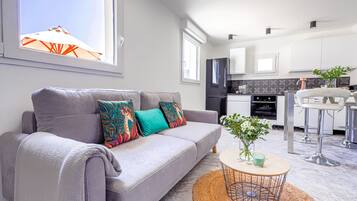 Smart TV, ping pong, books, music library