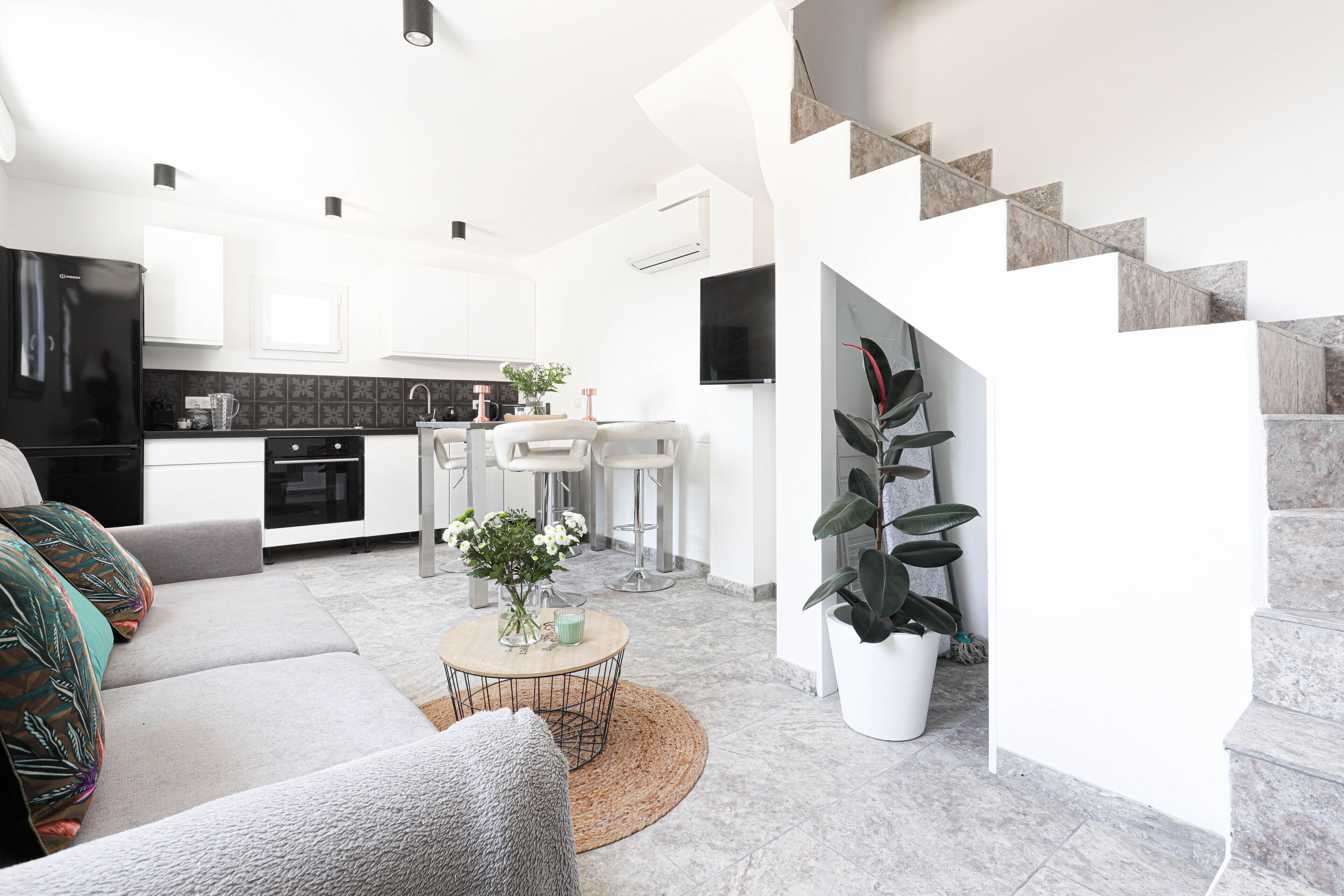 Smart TV, ping pong, books, music library