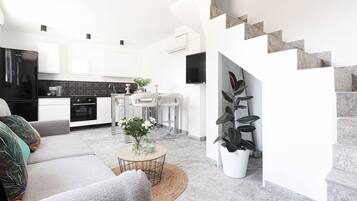 Smart TV, ping pong, books, music library