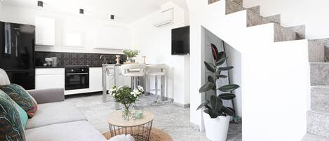 Smart TV, ping pong, books, music library