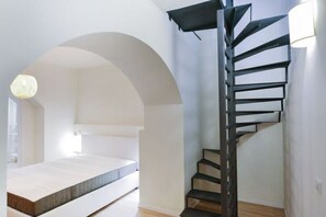 2 bedrooms, desk, iron/ironing board, internet