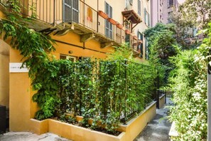 المنطقة المحيطة بالمنشأة