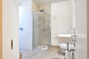 Bruser, bidet, håndklæder
