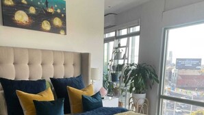 Eenvoudig appartement, 1 queensize bed met slaapbank | 1 slaapkamer, een strijkplank/strijkijzer, beddengoed