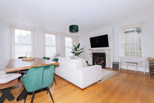 Chic & Characteristic 2BD House - Irishtown