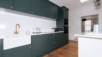 Casa básica, varias camas | Cocina privada | Refrigerador, microondas, horno y parrilla de estufa