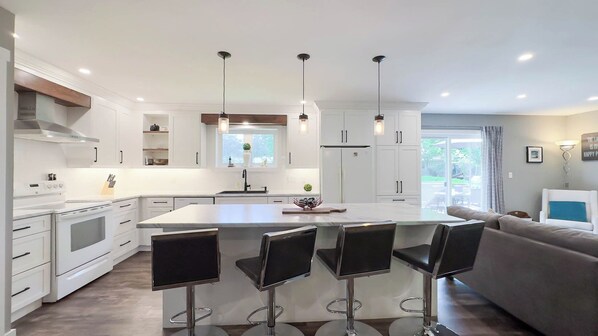 冷蔵庫、電子レンジ、オーブン、コンロ