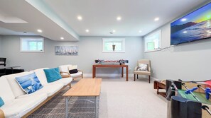 Smart TV, tavolo da calcetto, tavolo da ping pong