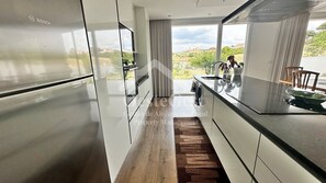 Kühlschrank, Mikrowelle, Ofen, Herdplatte