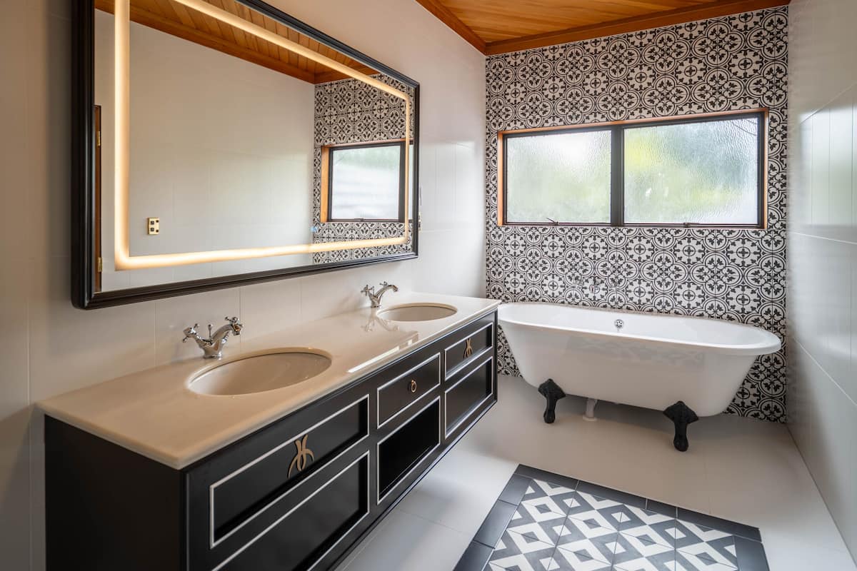 Suite (Lodge) | Badezimmer | Designer-Toilettenartikel, Haartrockner, Bademäntel, Hausschuhe