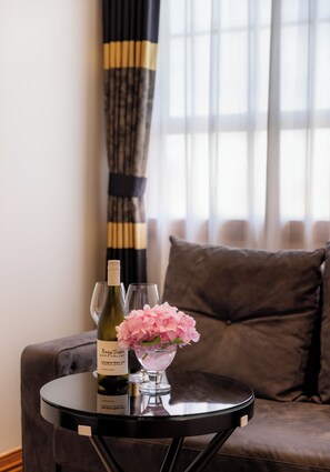 Lodge Queen Superior | Living area | 42-inch Smart TV with digital channels, iPod dock, MP3 dock - Hana Lodge (Rotorua)