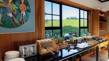 TĂ€gliches inbegriffenes englisches FrĂŒhstĂŒck