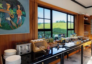 Free daily English breakfast - Hana Lodge (Rotorua)