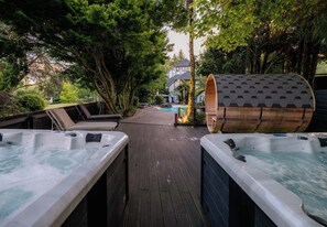 Outdoor spa tub - Hana Lodge (Rotorua)