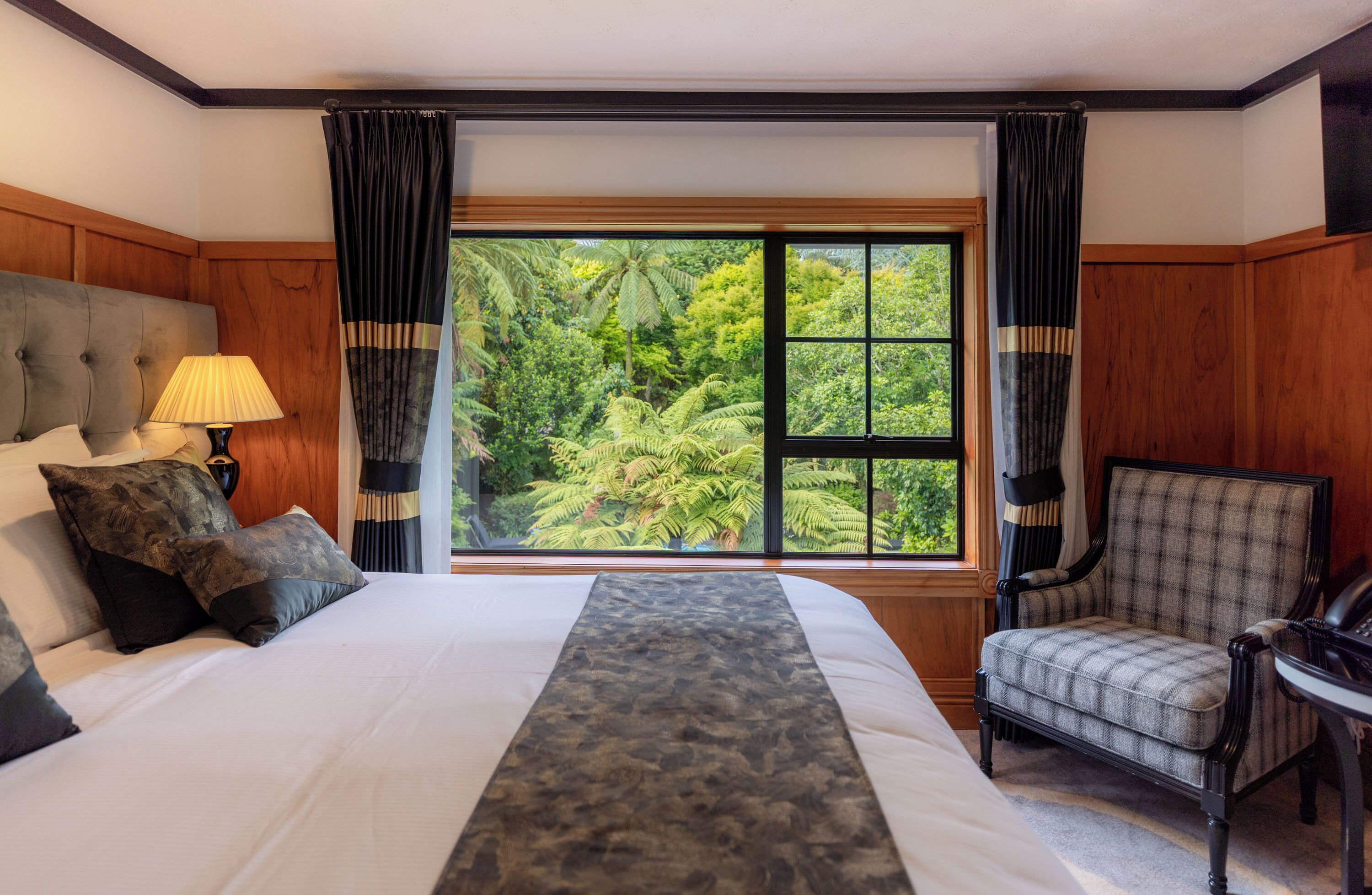 Lodge King | Garden view