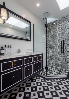 Luxury Villa | Bathroom shower - Hana Lodge (Rotorua)