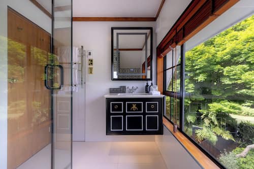 Lodge King | Bathroom