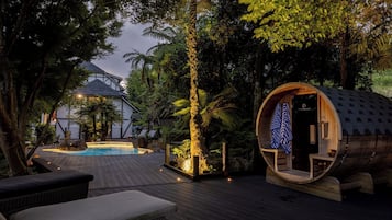 AuĂenpool, geöffnet von 09:00 Uhr bis 22:00 Uhr, LiegestĂŒhle