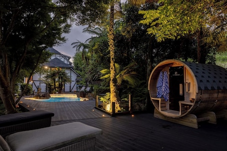 Una piscina al aire libre, sillones reclinables de piscina. Hana Lodge