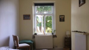 Basic Apartment, 1 Double Bed with Sofa bed | 1 bedroom, iron/ironing board, bed sheets - Peaceful & Central 1BD Flat - Brighton (Hove)