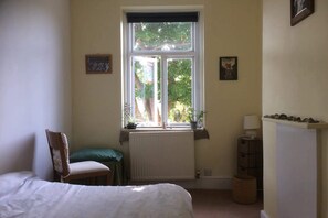 1 habitación, tabla de planchar con plancha y ropa de cama 