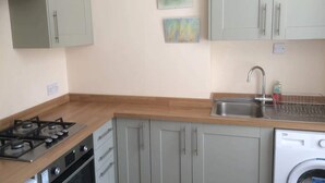 Basic Apartment, 1 Double Bed with Sofa bed | Private kitchen | Fridge, oven, stovetop, electric kettle - Peaceful & Central 1BD Flat - Brighton (Hove)