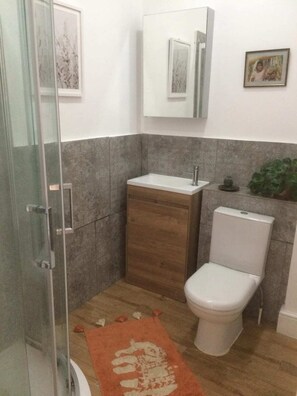 Bathroom - Peaceful & Central 1BD Flat - Brighton (Hove)