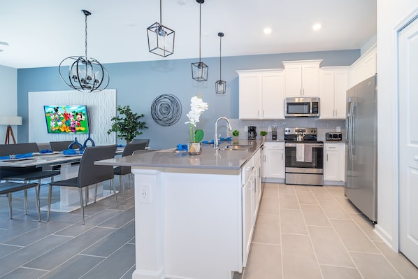 Réfrigérateur, four à micro-ondes, un four, surface de cuisson