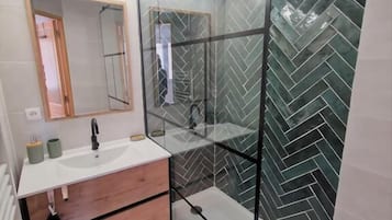 Een douche, een haardroger, handdoeken