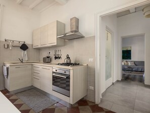 Frigorifero, forno, piano cottura, lavastoviglie