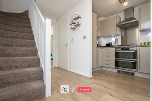 ثلاجة، ميكروويف، فرن، موقد طهي مسطح