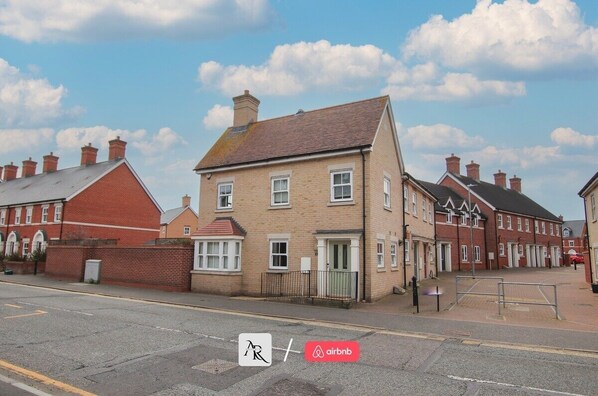Exterior - AR Properties Short Lets Colchester | 2 BDR House | Free Parking (Colchester)